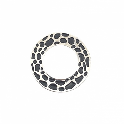 Anel prateado com padrão preto irregular