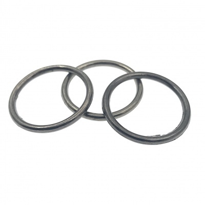 Três anéis metálicos entrelaçados com acabamento fosco