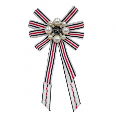 Laço decorativo branco com riscas e pérolas no centro