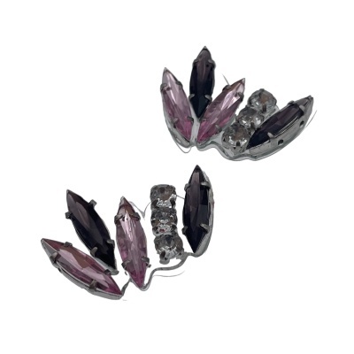 Brincos com pedras facetadas roxas e transparentes em metal prateado