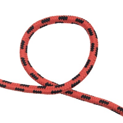 Corda vermelha com padrão preto em fundo branco