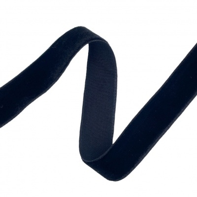 Fita de veludo preta sobre fundo branco