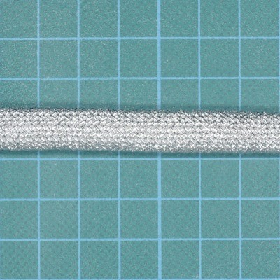 Cabo branco trançado sobre superfície verde com grelha quadriculada