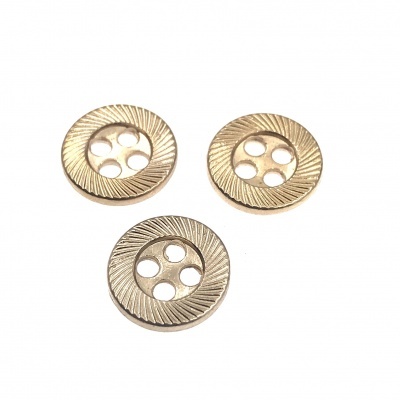 Três botões metálicos redondos com quatro furos e borda decorada