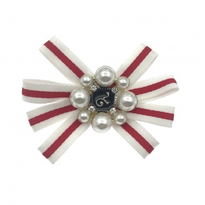 Broche em forma de laço branco com riscas vermelhas e pérolas