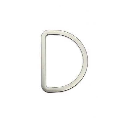 fivela metálica prateada em forma de D