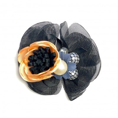 Broche floral decorativo com pétalas em tecido preto e laranja, detalhes azuis e pérola