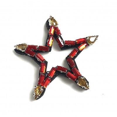 Broche estrela com pedras vermelhas e douradas em base preta