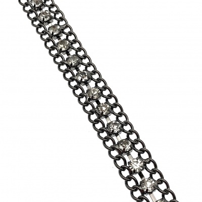 Pulseira prateada com pedras brilhantes sobre fundo branco