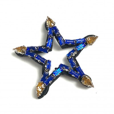 Estrela decorativa com pedras azuis e amarelas em tecido preto