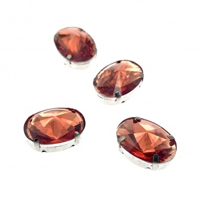 Pedras ovais facetadas laranja avermelhadas em suporte metálico prateado