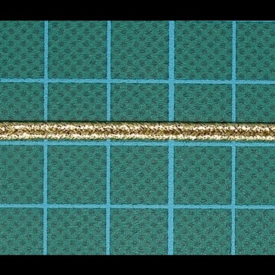 Fio decorativo dourado com textura trançada sobre superfície azul quadriculada