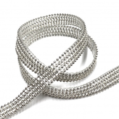 Fita decorativa prateada com pequenas bolas metálicas