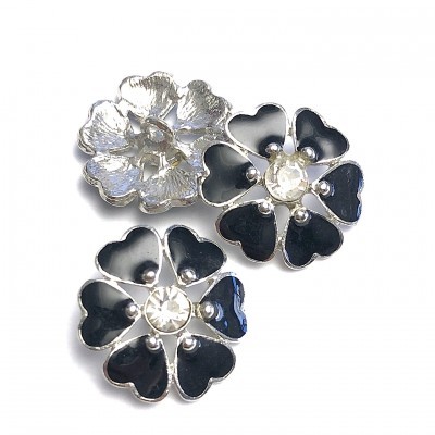 Brincos florais prateados com pétalas pretas e pedra central transparente