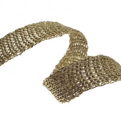 Tecido metálico dourado trançado com padrão de malha