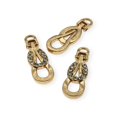 Conjunto de três fechos de metal dourado com cristais sobre fundo branco