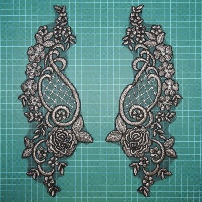 Par de apliques de renda preta com detalhes florais e padrão de rede