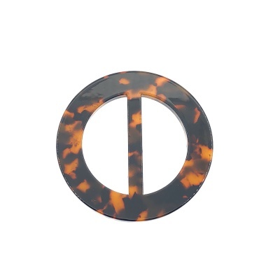 Forma redonda tipo tartaruga com recortes, sobre fundo branco