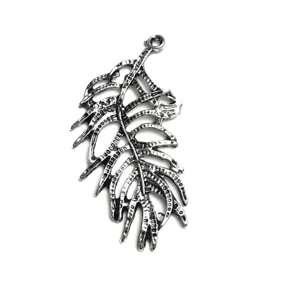 Pingente metálico prateado em forma de folha com relevo