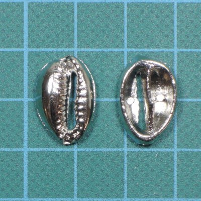 Dois pingentes prateados em forma de concha sobre fundo quadriculado azul