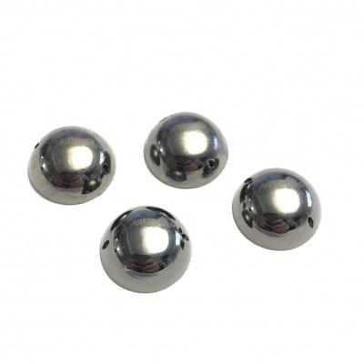 Quatro esferas metálicas cromadas brilhantes sobre fundo branco