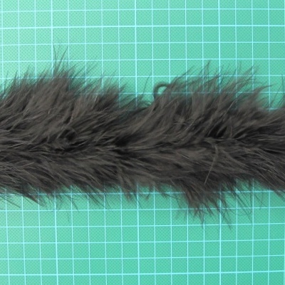 Faixa de pêlo artificial preto sobre fundo verde quadriculado