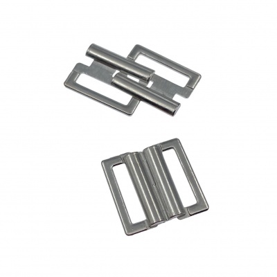 Fecho metálico prateado articulado sobre fundo branco