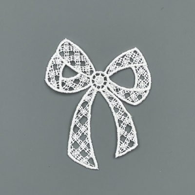 Laço decorativo em renda branca com padrão de malha e pequenos quadrados