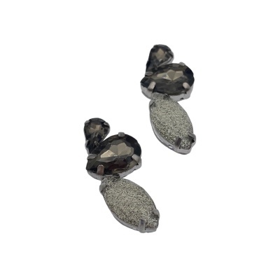 Brincos com pedras facetadas cinza escuro e pedras ovais prateadas