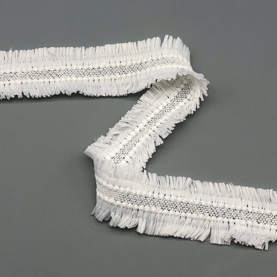 Tira decorativa branca com franjas e padrão rendado