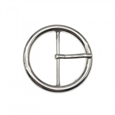 Fivela redonda de metal prateado com barra central