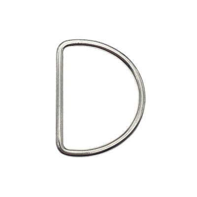 Argola metálica tipo D prateada sobre fundo branco