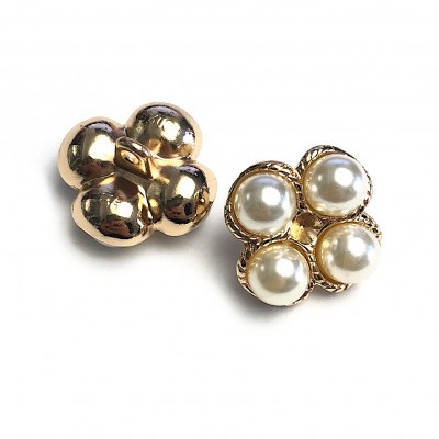 Brincos quadrados com pérolas artificiais e moldura dourada