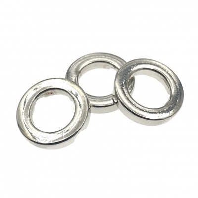 Três argolas metálicas prateadas brilhantes sobre fundo branco