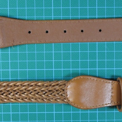 Cinto trançado castanho com extremidades em couro e fivela dourada