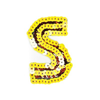 Letra S feita com lantejoulas amarelas, castanhas e brancas