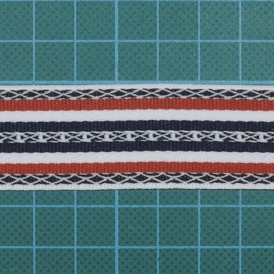 Fita decorativa tricolor com padrão riscas e textura entrelaçada sobre fundo quadriculado verde