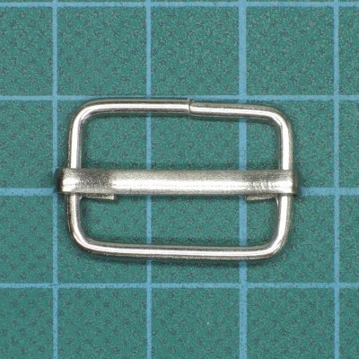 Argola metálica retangular prateada com barra móvel em fundo verde quadriculado