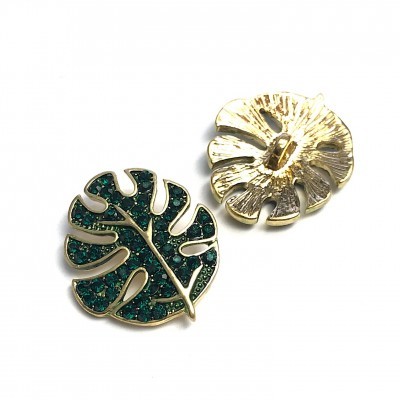 Brincos metálicos dourados com pedras verdes em forma de folha de costela-de-adão