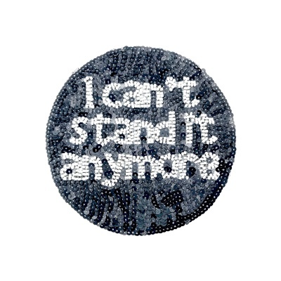 Botão redondo com lantejoulas e texto 'I can't stand it anymore'