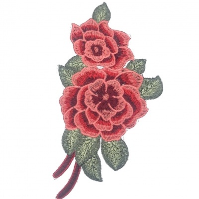 Aplicação bordada com flores vermelhas e folhas verdes sobre fundo branco