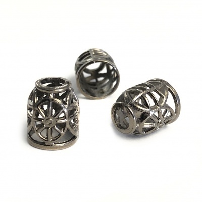 Três contas metálicas prateadas com padrão de roda