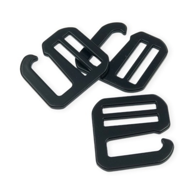 Três fivelas de plástico pretas com desenho retangular e gancho
