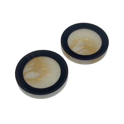 Dois botões redondos bege com borda preta e quatro orifícios