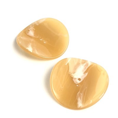 Dois pendentes de resina bege claro com detalhes brancos e formato orgânico