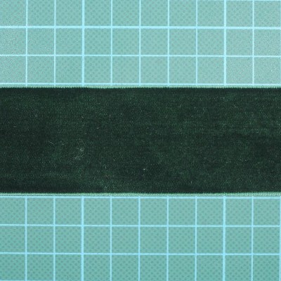 Faixa elástica preta sobre fundo com grelha azul clara