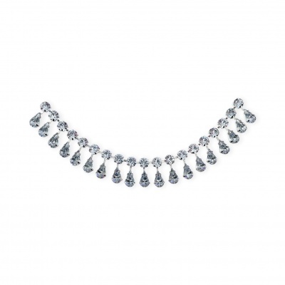 Colar de bijuteria com pedras transparentes em forma de lágrima e redondas