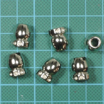 Pendentes metálicos em forma de luvas de boxe prateadas sobre fundo azul quadriculado