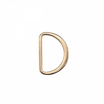 Argola metálica dourada em forma de D sobre fundo branco