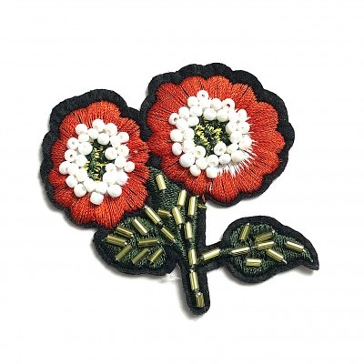 Patch bordado de flor vermelha com contas brancas e douradas
